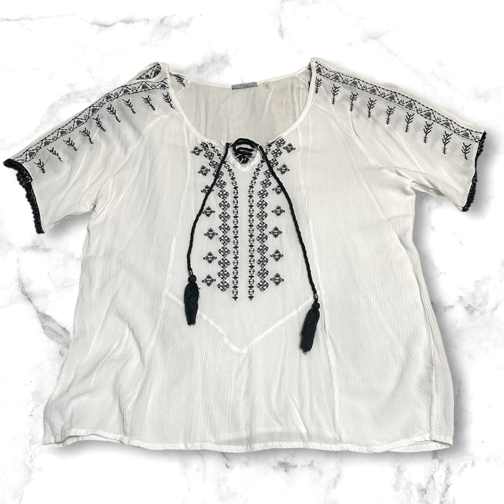 DEX Embroidered White Top with Black Accents Size 1X